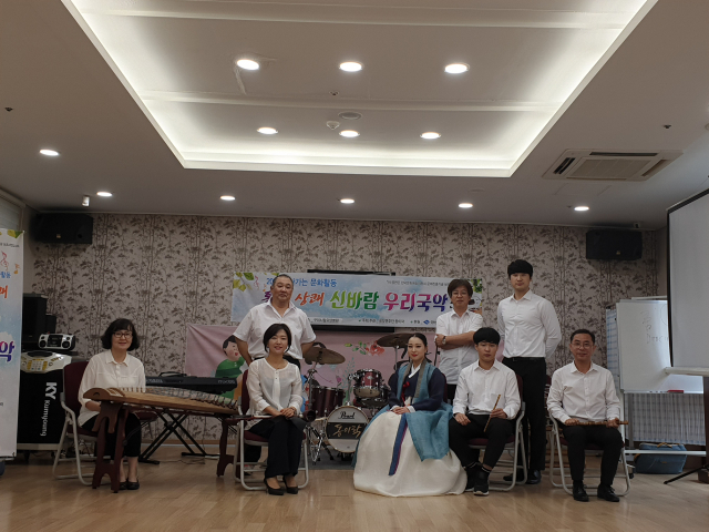 국악과 현대음악을 접목해 새로운 패러다임을 선보이고 있는 퓨전국악연주단 동이락 단원들이 공연을 마치고 기념촬영을 하고 있다. 동이락 제공