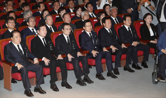 18일 오전 서울 동작구 국립서울현충원에서 열린 고 김대중 전 대통령 서거 10주기 추도식에 문희상 국회의장(왼쪽부터), 이낙연 국무총리, 더불어민주당 이해찬 대표, 자유한국당 황교안 대표, 바른미래당 손학규 대표, 민주평화당 정동영 대표, 정의당 심상정 대표가 참석해 있다. 연합뉴스
