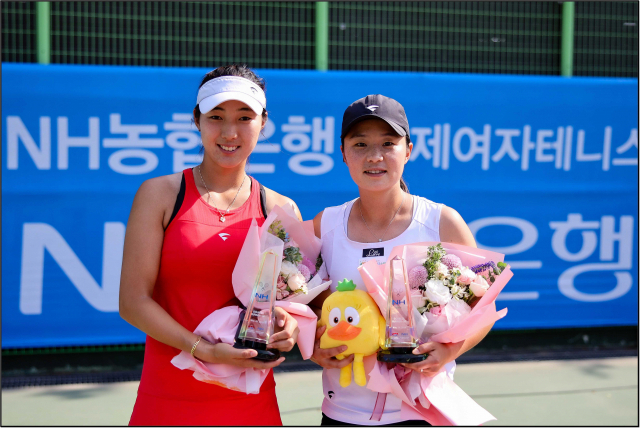 김나리(수원시청)-이소라(고양시청) 조가 국제테니스연맹(ITF) NH농협은행 여자 투어대회에서 복식 준우승을 차지했다. 김나리-이소라 조는 26일 경기도 고양시 농협대학교 올원테니스장에서 열린 대회 마지막 날 복식 결승에서 쉬제여우-샤넬 시먼즈(남아공) 조에 0-2(1-6 3-6)로 졌다. 연합뉴스