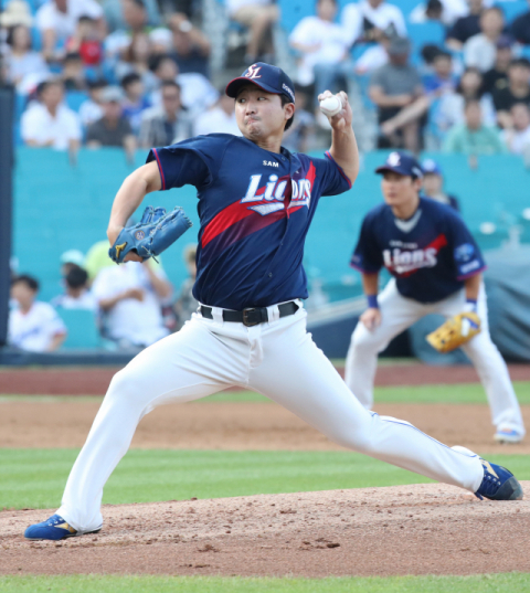 18일 대구삼성라이온즈파크에서 열린 2019 KBO리그 삼성 라이온즈와 LG 트윈스의 경기에서 삼성 선발투수 최채흥이 투구하고 있다. 삼성 라이온즈 제공