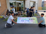 대구시 복현중학교 학생들이 첫 콩수확을 마친 뒤 기념촬영하고 있다.