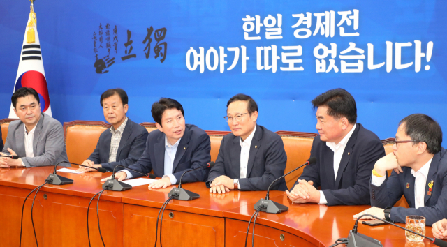 더불어민주당 이인영 원내대표(왼쪽 세번째)가 13일 오후 국회에서 열린 패스트트랙 법안 관련 향후 전략을 논의하는 정개특위 및 사개특위 연석회의에서 참석자들과 대화하고 있다. 연합뉴스