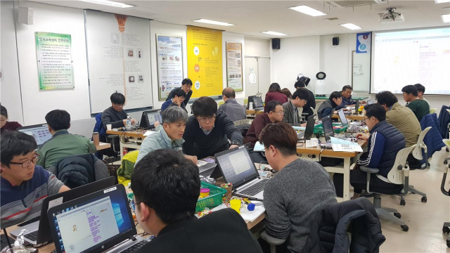 경북형 메이커 교육은 단순히 학생들에게 제작 교육환경을 제공할 뿐 아니라 교사들에게도 메이커 교육을 배울 수 있는 기회를 마련해 준다. 경북교육청 제공