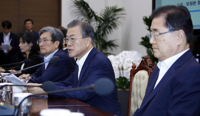문재인 대통령이 19일 오후 청와대에서 열린 수석·보좌관회의에서 발언하고 있다. 오른쪽부터 정의용 국가안보실장, 문 대통령, 노영민 비서실장, 주영훈 경호처장, 김외숙 인사수석, 황덕순 일자리수석. 연합뉴스