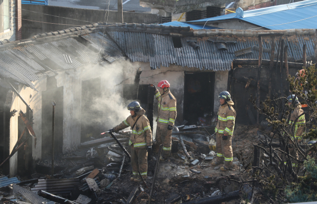 19일 오전 4시께 전북 전주시 완산구의 한 여인숙에서 불이 나 소방당국이 진화작업을 하고 있다. 이날 발생한 불로 투숙객 3명이 숨졌다. 연합뉴스