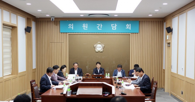 예천군의회 의원들이 지난 16일 특별위원회실에 모여 전체의원 간담회를 진행하고 있다. 예천군 제공