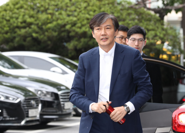 조국 법무부 장관 후보자가 19일 오전 인사청문회 준비 사무실이 마련된 서울 종로구의 한 건물로 출근하고 있다. 연합뉴스