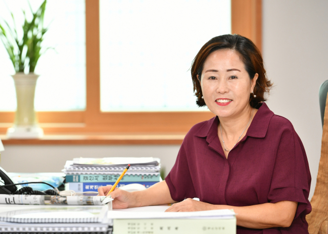 김태이 청도군의회 군의원(자유한국당)이 청도군의회 의원 집무실에서 군정 현안자료를 살펴보고 있다.