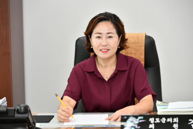 김태이 청도군의회 군의원이 의원 집무실에서 군정 현안 자료를 살펴보고 있다.