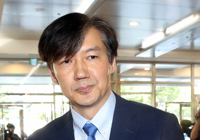조국 법무부 장관 후보자가 20일 오전 인사청문회 준비 사무실이 마련된 서울 종로구 한 건물로 들어서며 취재진의 질문에 답하고 있다. 연합뉴스