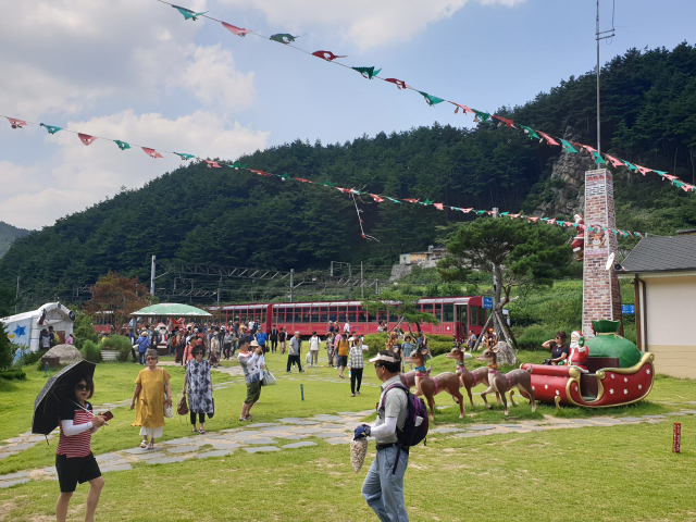 경북 봉화군 분천역 한여름 산타마을을 방문한 관광객들이 여름 산타마을을 즐기고 있다. 봉화군 제공