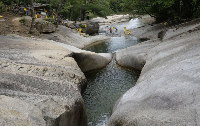대야산에서 흘러내린 물이 소를 이룬 '용추'다. 용추에서 흐른 물은 선유동계곡으로 이어진다. 막바지 피서를 즐기는 이들이 안전한 곳에서 물놀이를 즐기고 있다. 이채근 기자 mincho@imaeil.com