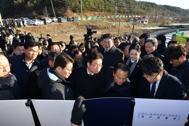 이철우 경북도지사와 권영진 대구시장 등이 올해 초 통합신공항 이전 후보지를 방문해 현장을 둘러보고 설명을 듣고 있다. 경북도 제공