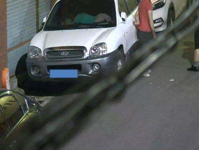 지난 19일 오전 0시 39분쯤 폐쇠회로(CC)TV에 차량털이를 시도하는 남성 2명의 모습이 고스란히 포착됐다. 대구 남구청 제공.