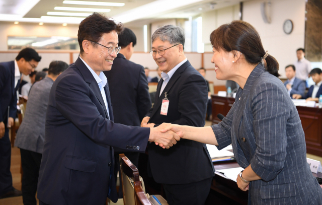 연내 통합신공항 이전부지를 선정하고자 이전부지선정위원회와 관련기관 관계자들이 분주하게 활동하고 있다. 이철우 경북도지사가 위원회 관계자와 인사를 나누고 있다. 경북도 제공