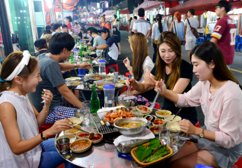대구의 100대 생활업종 중 약 30%가 다른 도시와 비교할 때 상대적으로 밀집도가 높은 것으로 나타났다. 사진은 남구 안지랑 곱창골목. 매일신문 DB