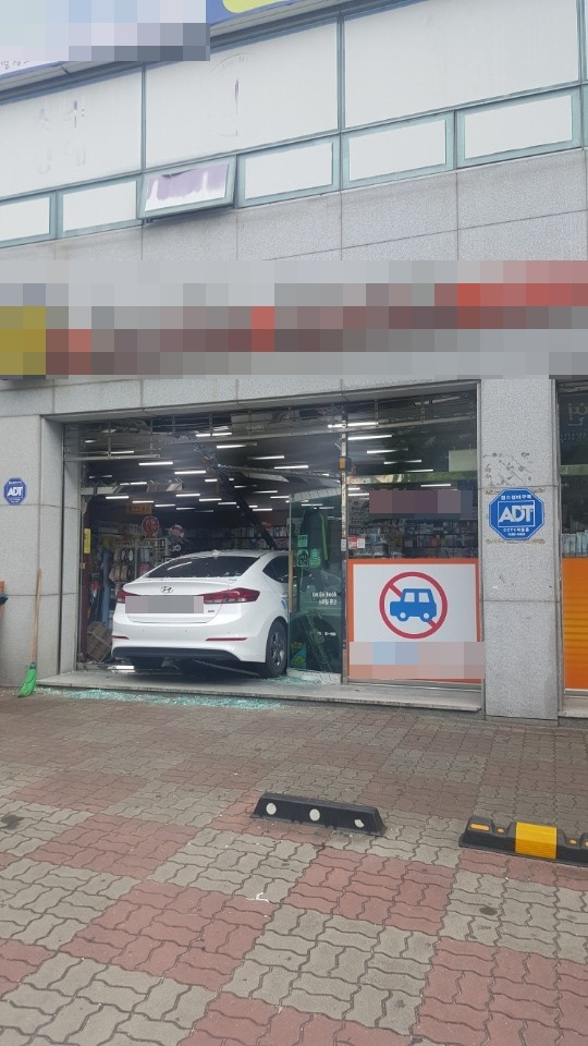20일 오후 3시20분쯤 대구 달서구 이곡동의 한 서점에 차량 돌진 사고가 발생해 안에 있던 초등학생 1명이 찰과상을 입었다. 대구지방경찰청 제공.