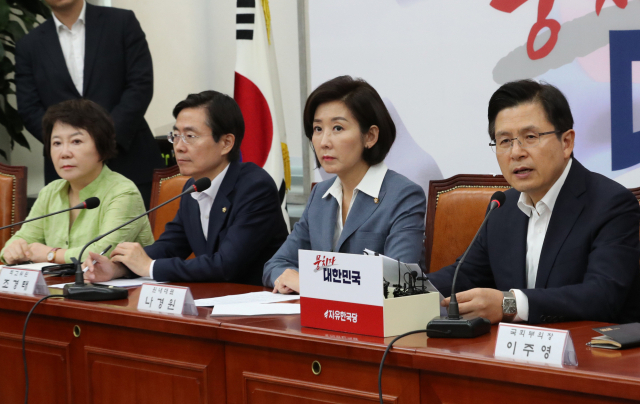 자유한국당 황교안 대표가 21일 국회에서 열린 최고위원-중진의원 연석회의에서 발언하고 있다. 연합뉴스