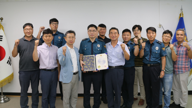 영천경찰서 직원들이 경북경찰청에서 올해 상방기 베스트 홍보인으로 선정한 정남용(앞줄 왼쪽에서 네번째) 경사의 표창 수여를 축하하고 있다. 영천경찰서 제공