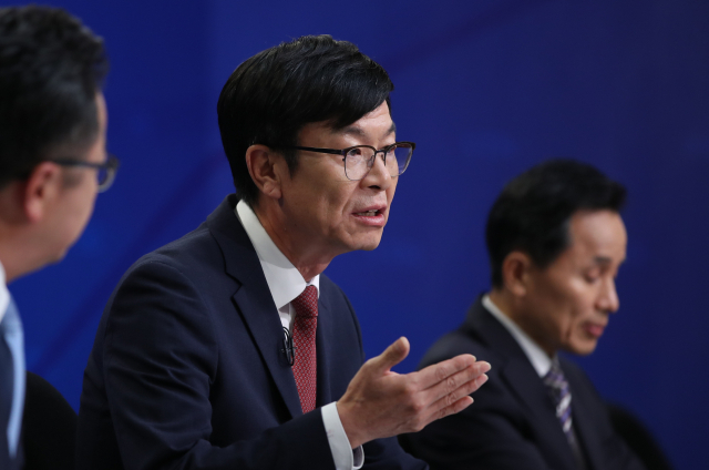 김상조 청와대 정책실장이 21일 오전 서울 양천구 목동 한국방송회관에서 열린 한국방송기자클럽 초청 토론회에서 한일군사정보보호협정(GSOMIA) 연장 등 한일관계 현안에 대한 질문에 답하고 있다. 연합뉴스