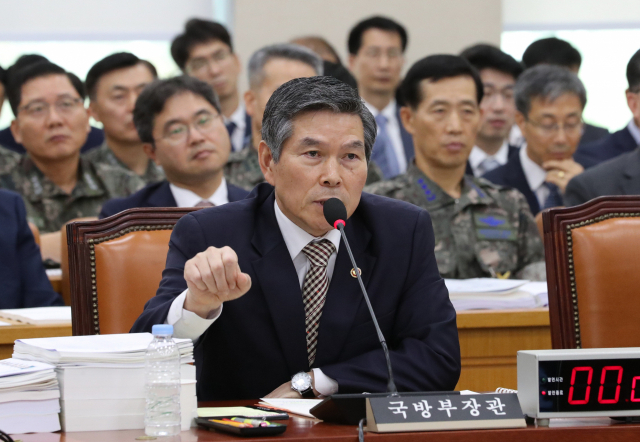 정경두 국방부 장관이 21일 국회에서 열린 국방위원회 전체회의에서 의원 질의에 답변하고 있다. 연합뉴스