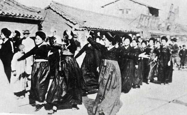 기생들 만세운동 모습.