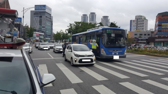 21일 대구 시내에서 시내버스와 SUV 차량이 서로 부딪혀 5명이 부상을 입었다. 대구소방제공