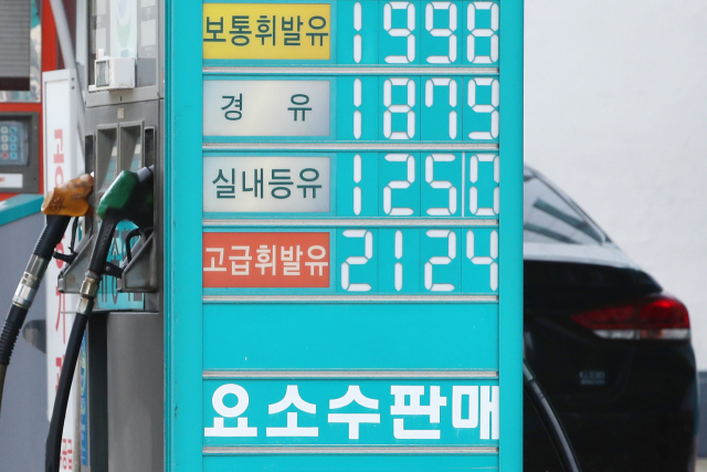 4일 서울 시내 한 주유소에서 차량이 주유하고 있다. 전국 휘발유 가격이 2주 연속 오른 것으로 나타났다. 한국석유공사 유가정보 서비스 오피넷에 따르면 7월 다섯째 주 주간 단위 전국 주유소 보통 휘발유 판매가격은 전주 대비 ℓ당 1.5원 오른 1천492.1원이었다. 연합뉴스