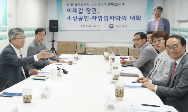 이재갑 고용노동부 장관(왼쪽 첫번째)이 26일 오전 서울 서초구 전국가맹점주협의회에서 열린 