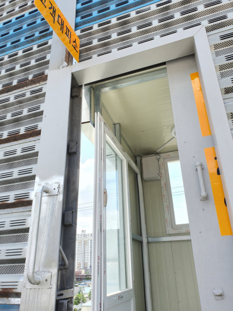 경부선 구간 방음벽에 만들어진 고객대피소. 한국도로공사 제공