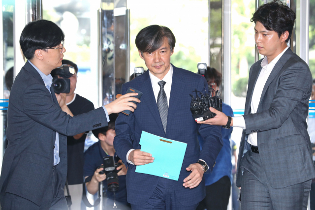 조국 법무부 장관 후보자가 22일 오전 인사청문회 준비 사무실이 마련된 서울 종로구 적선현대빌딩으로 출근하면서 취재진의 질문을 받고 있다. 연합뉴스