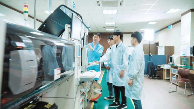 한국폴리텍대학 구미캠퍼스 자동화시스템과 학생들이 실습에 여념이 없다. 한국폴리텍대학 제공