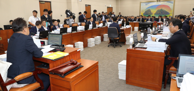 국회 정무위 전체회의가 22일 오전 민병두 위원장 주재로 열리고 있다. 연합뉴스