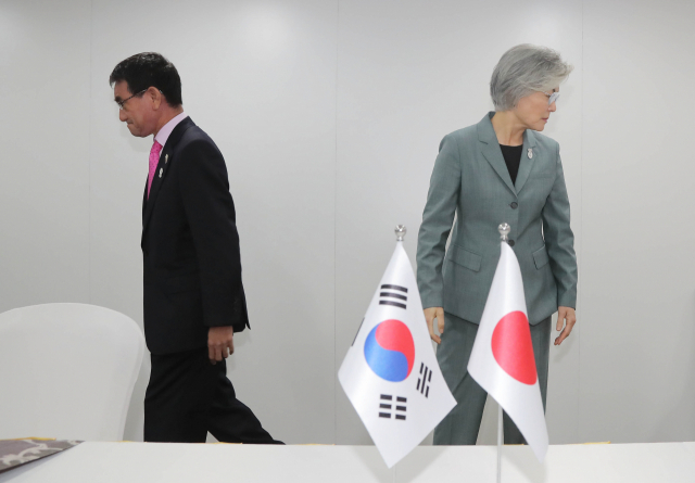 고노 다로 일본 외무상(왼쪽)과 강경화 외교부 장관. 자료사진. 연합뉴스