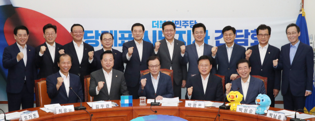 더불어민주당 이해찬 대표와 전국 시도지사들이 22일 국회에서 열린 간담회에 앞서 기념촬영을 하고 있다. 연합뉴스
