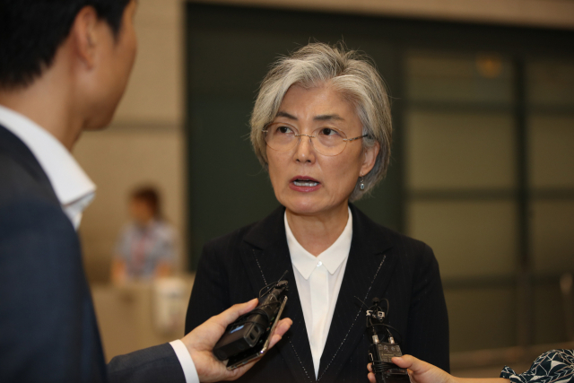 한·중·일 외교장관 회의차 방중했던 강경화 외교부 장관이 22일 인천국제공항을 통해 귀국, 취재진의 질문에 답하고 있다. 연합뉴스