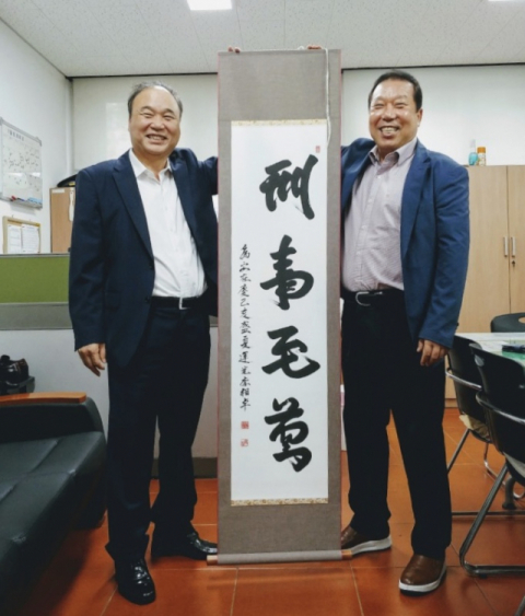 이상탁 대구경찰청 형사과장(왼쪽)이 최근 