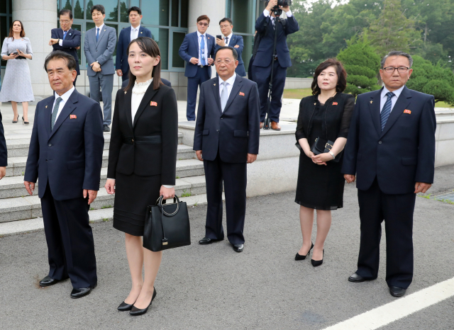 김정은 북한 국무위원장이 30일 도널드 트럼프 미국 대통령과의 판문점 회동에 정예 측근들을 대동해 눈길을 끌었다. 왼쪽부터 김 위원장의 의전을 전담한 김창선 국무위원회 부장, 여동생인 김여정 제1부부장, 리용호 외무상, 최선희 외무성 제1부상. 연합뉴스