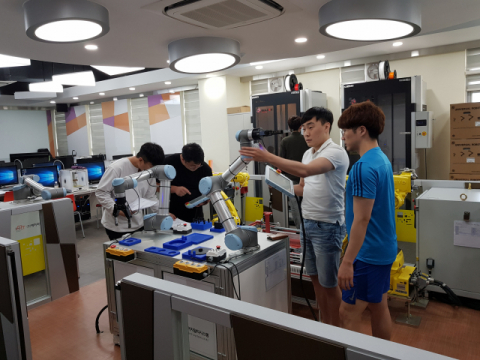 한국로봇산업진흥원 교육생들이 협동로봇의 움직임에 대한 실습을 진행하고 있다. 한국로봇산업진흥원 제공