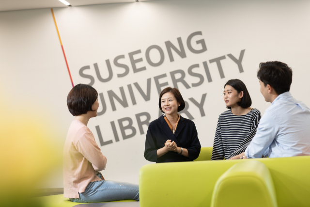 수성대학교 복합문화형도서관에서 학생과 교수들이 얘기를 나누고 있다. 수성대 제공
