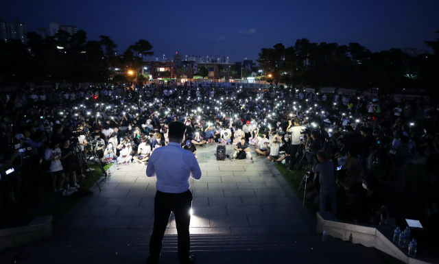 23일 오후 서울 성북구 고려대학교 중앙광장에서 학생들이 조국 법무부 장관 후보자 딸의 고려대 입학 과정에 대한 진상규명을 촉구하는 촛불집회를 열고 촛불 대신 휴대전화 불빛을 밝히고 있다. 연합뉴스