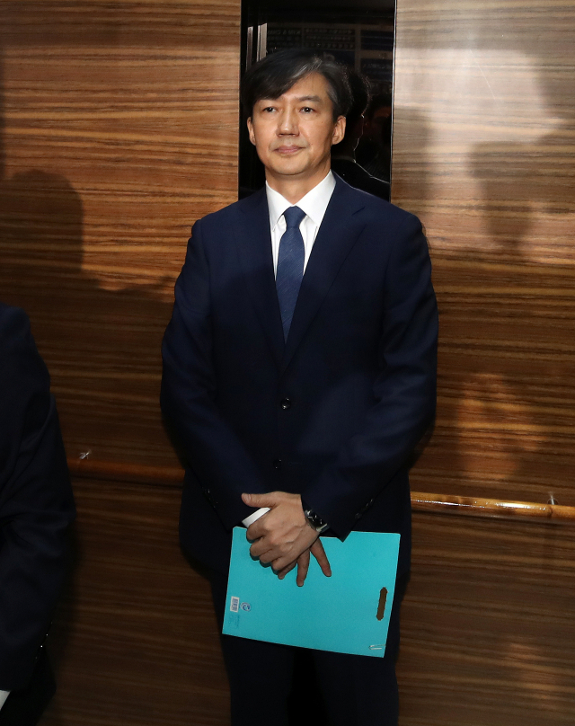 조국 법무부 장관 후보자가 일요일인 25일 서울 종로구 적선현대빌딩에 꾸려진 인사청문회 준비단 사무실로 출근하고 있다. 연합뉴스