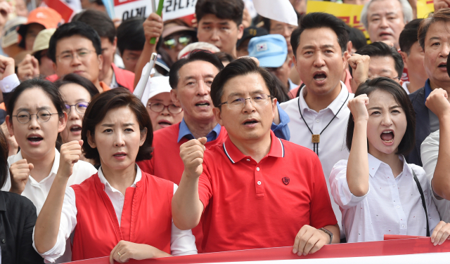 2019년 8월 24일 자유한국당 황교안 대표와 나경원 원내대표등 소속 의원과 당원들이 서울 종로구 세종문화회관 앞에서 문재인 대통령 규탄 집회를 마치고 청와대 방면으로 행진하고 있다. 연합뉴스