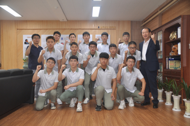 상주공고 해병대 부사관 합격생들. 상주공고 제공