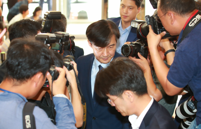 조국 법무부장관 후보자가 26일 오전 인사청문회 준비단이 마련된 서울 적선현대빌딩으로 출근해 사무실로 들어가고 있다. 연합뉴스