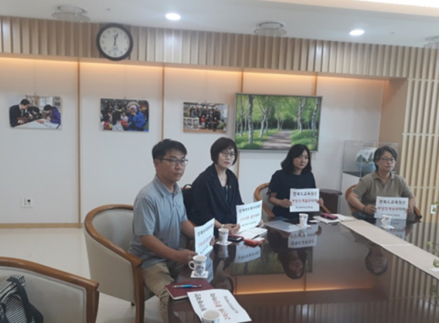 대구 여성단체가 지난주 경북도교육청을 찾아 성폭력 피해 교사에 대한 징계 철회를 요구했다. 대구경북여성단체연합 제공.