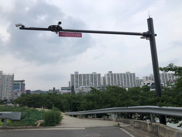 영천시는 각종 범죄예방 및 안전사각지대 해소를 위해 다목적용 CCTV 설치를 확대하고 있다. 망정동 한 아파트단지 뒷길에 설치된 다목적용 CCTV 모습. 영천시 제공