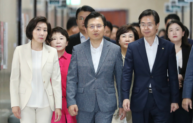 자유한국당 황교안 대표와 나경원 원내대표가 26일 국회에서 열린 최고위원회의에 들어서고 있다. 연합뉴스