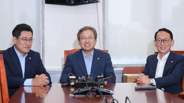 국회 법제사법위원회 간사인 바른미래당 오신환 의원(왼쪽부터), 더불어민주당 송기헌 의원, 자유한국당 김도읍 의원이 26일 국회 법사위 소회의실에서 조국 법무부 장관 후보자 인사청문회 일정 논의를 하고 있다. 연합뉴스