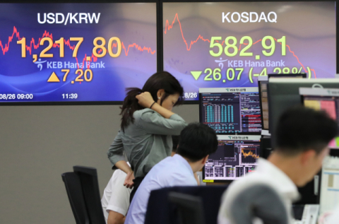 국내 증시가 급락한 26일 오후 서울 KEB 하나은행 본점 딜링룸에서 직원들이 업무를 보고 있다. 연합뉴스